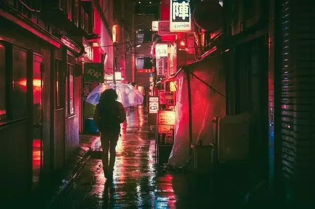 Safety Tips while Traveling Alone At Night, especially for women solo travelers.