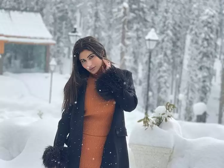 Mouni Roy Sets The Temperature Soaring As She Enjoys Her Romantic Getaway!!