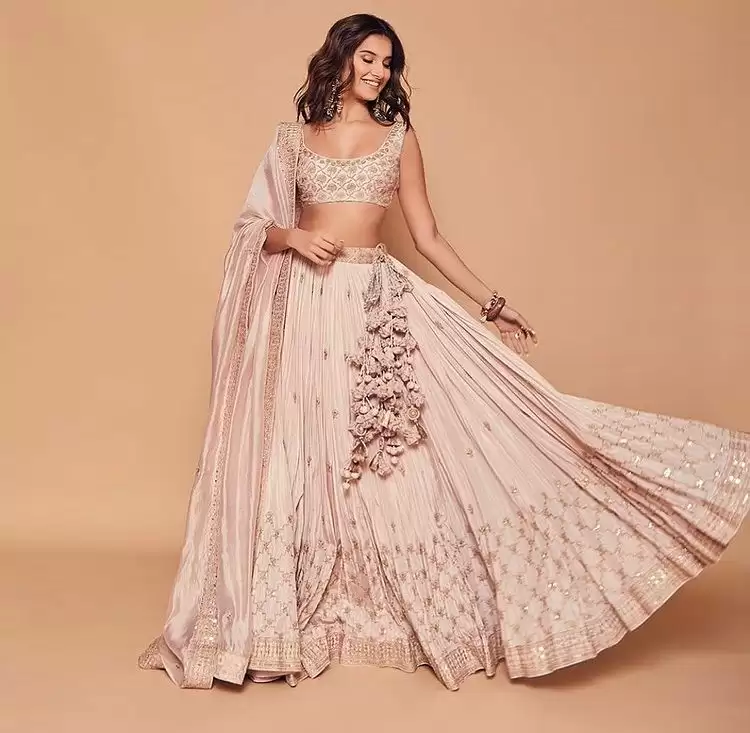 Tara Sutaria Paints A Picture Of Elegance In Ethnic Wear, See Here!!