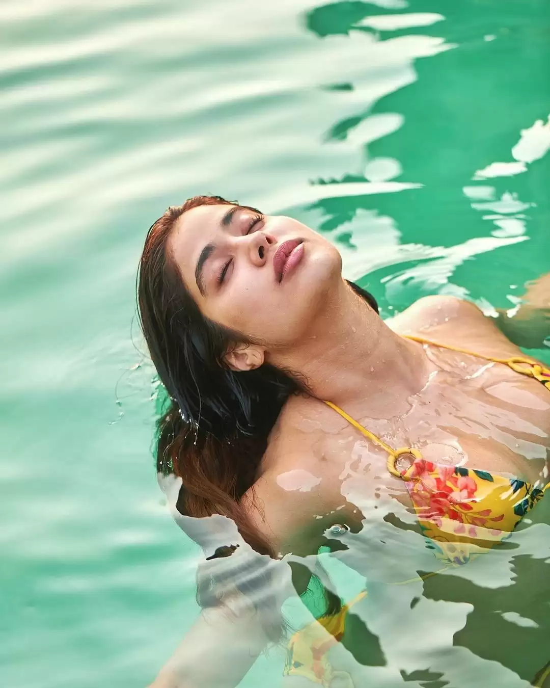 Janhvi Kapoor is turning up the heat, Check Her Out