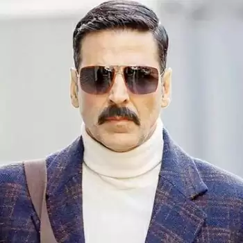 Akshay denies reports of slashing his fees