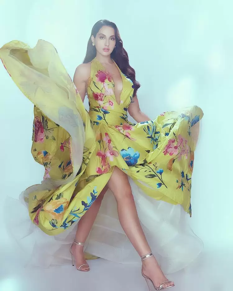 Nora Fatehi Raises Temperature,  Diva Flaunt Her Washboard Abs