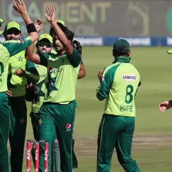 Pakistan beat South Africa by 4 wickets in last over finish to first T20