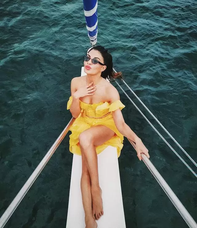 Jacqueline Fernandez flaunts her sexy body, Pictures go viral!!