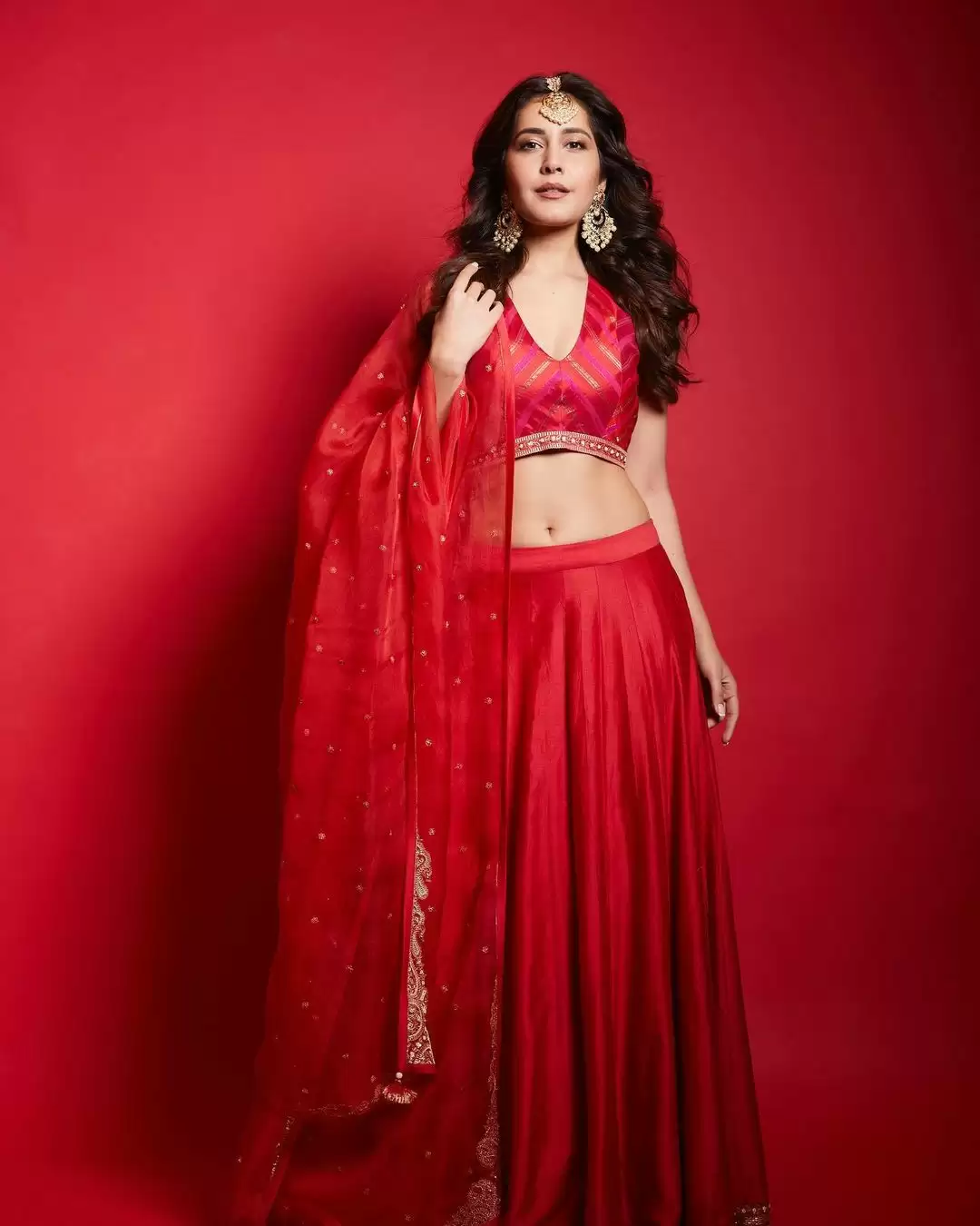 Majestic Pictures of Rashi Khanna In Traditional Apparels