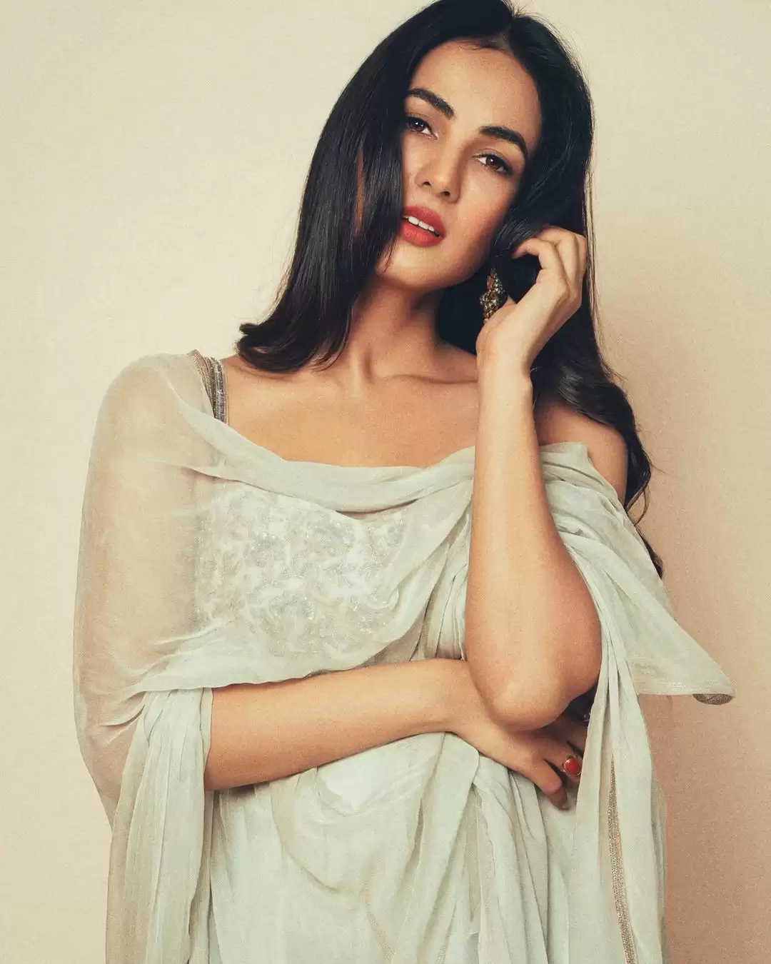 Sonal Chauhan Makes Heads Turn With Her Sexy Ethnic Wear