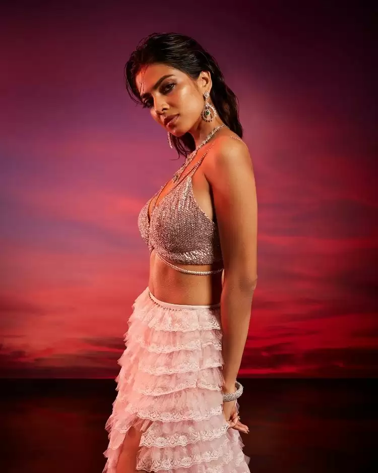 Malavika Mohanan Raises Temperature, See Pictures!!