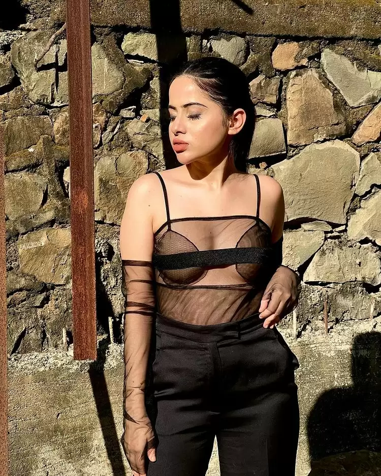 Urfi Javed’s bewitching pictures take the internet by storm