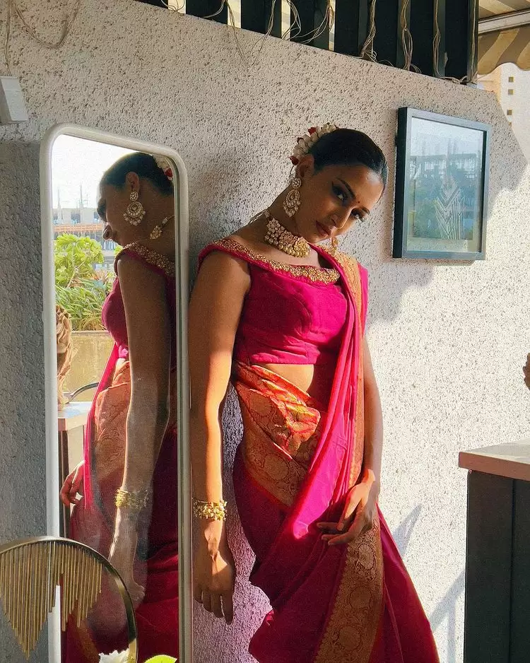 Erica Fernandes Hot Pictures 