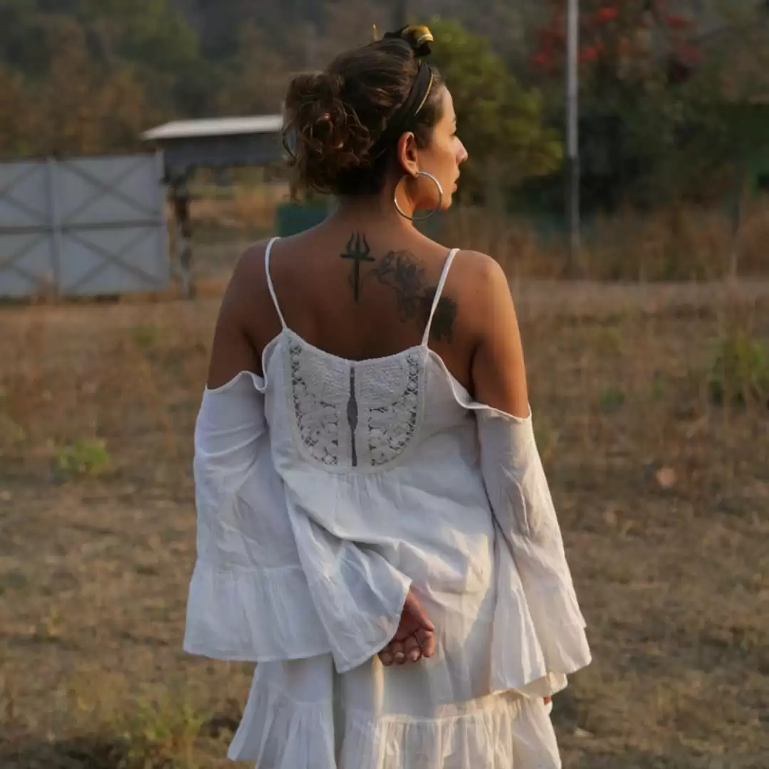 Pia Trivedi Looks Smoking Hot; Shows Off Her Curves