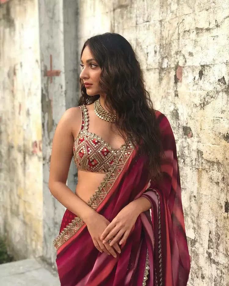See Kiara Advani’s Hot Saree Looks!!