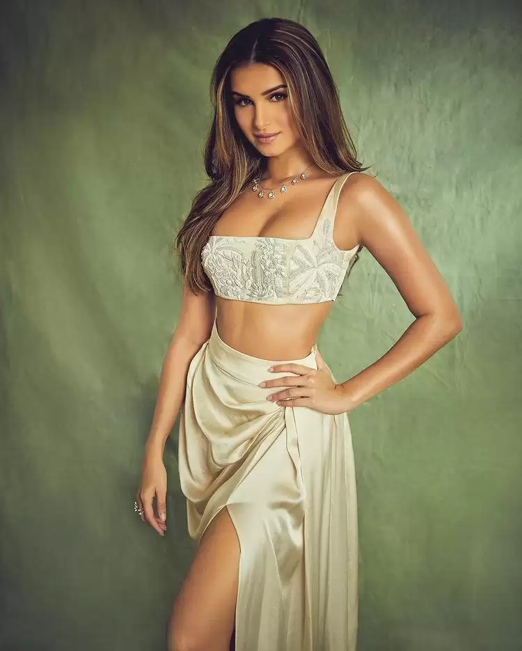 Tara Sutaria Hot Pictures 