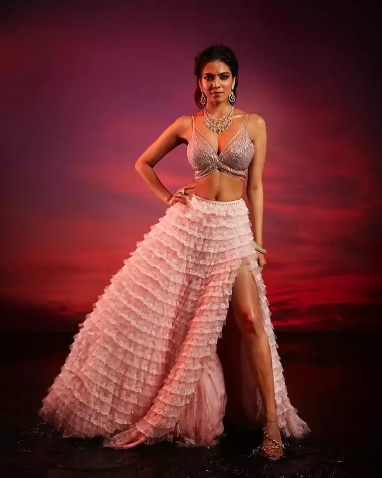 Malavika Mohanan Raises Temperature, See Pictures!!