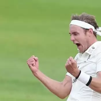 Stuart Broad breaks Courtney Walsh record