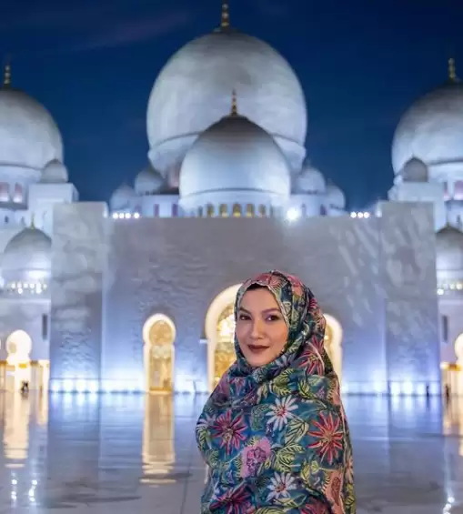 Know About Gorgeous Lady- Gauahar Khan