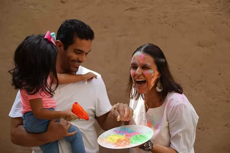 Throwback Pictures Of Bollywood Couples Celebrating Holi!!
