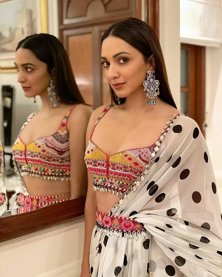 See Kiara Advani’s Hot Saree Looks!!