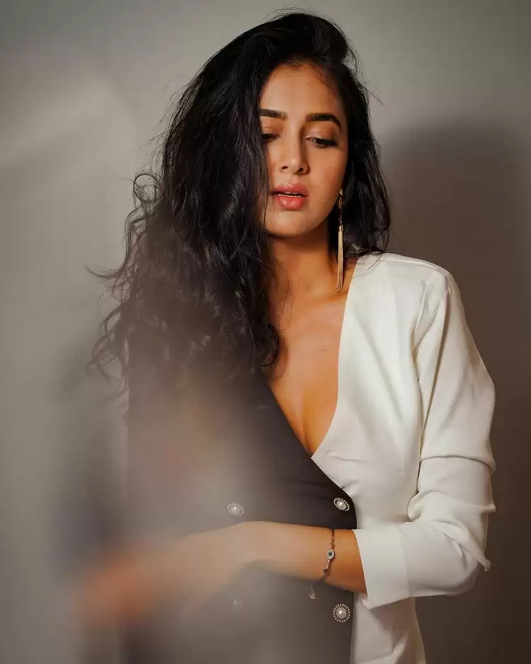 Tejasswi Prakash Hot