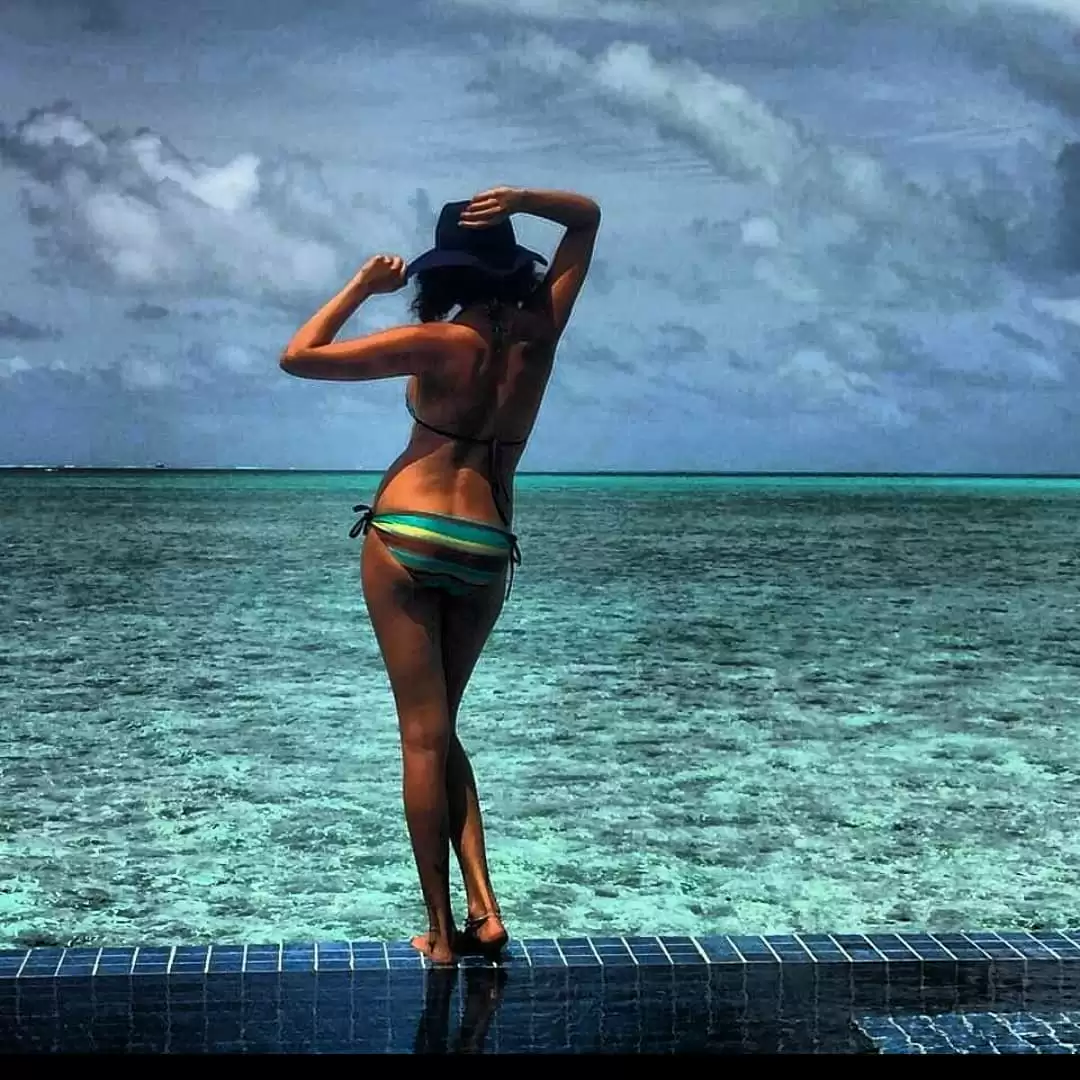 Pia Trivedi Looks Smoking Hot; Shows Off Her Curves