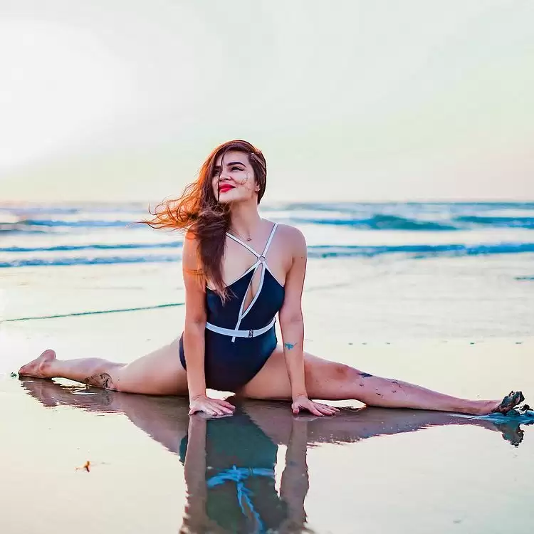 Aashka Goradia Shakes Up The Internet, Check Her Out!!