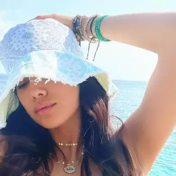 Janhvi Kapoor sets hearts racing with her stunning pictures.
