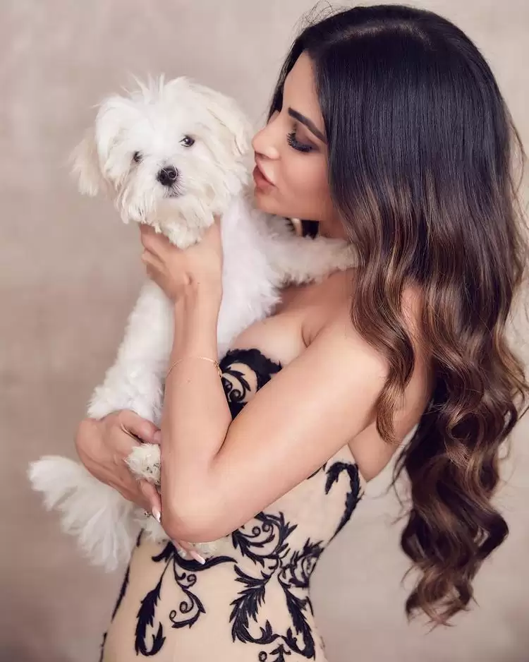 Mouni Roy Treats Fans With Sultry Looks, See Her Sexy Photos