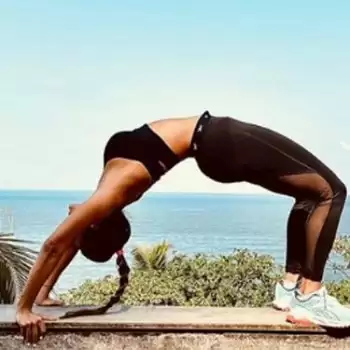Malaika did stylish yoga on the boundary wall