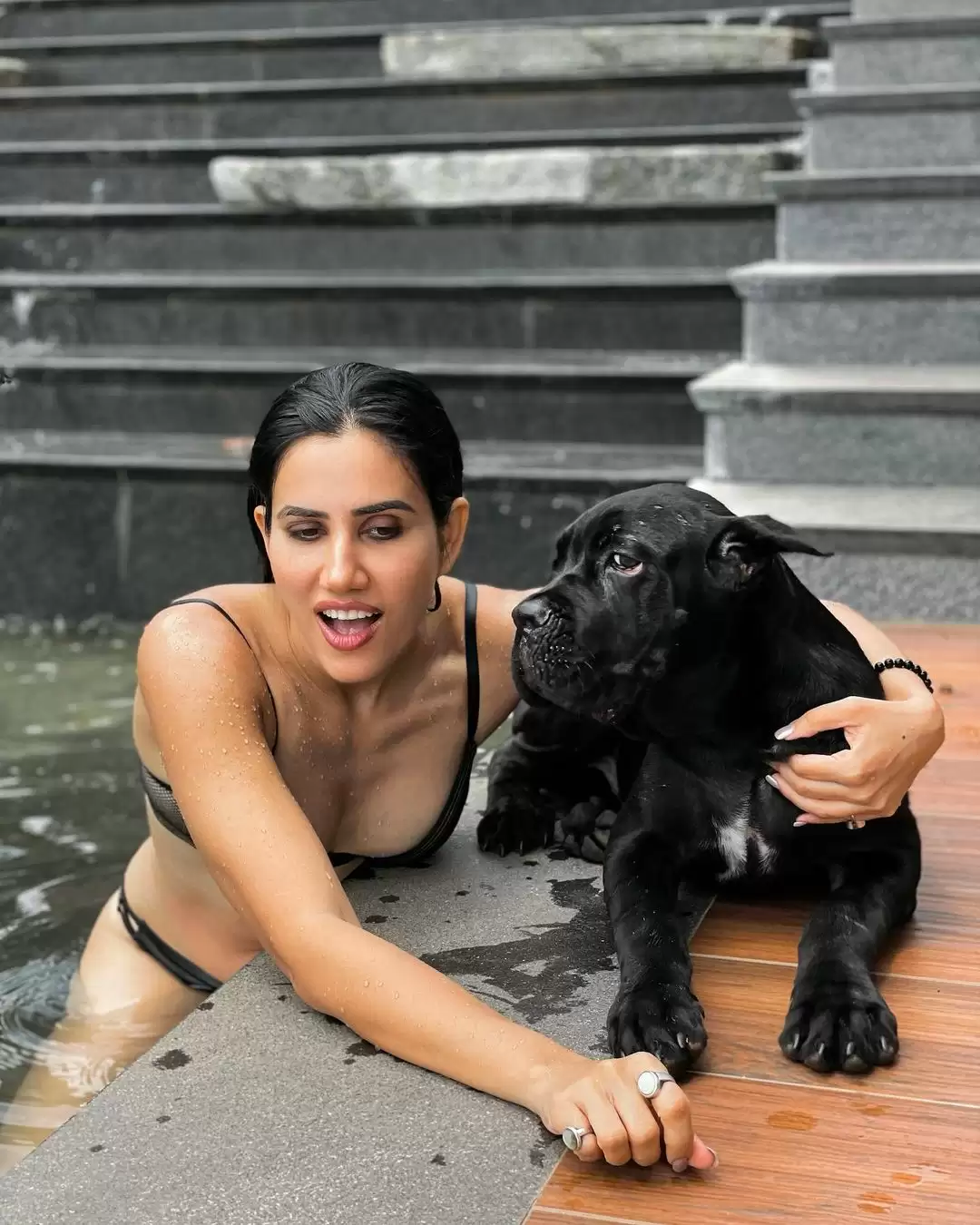 Sonnalli Seygall is turning up the heat with her new sexy pictures
