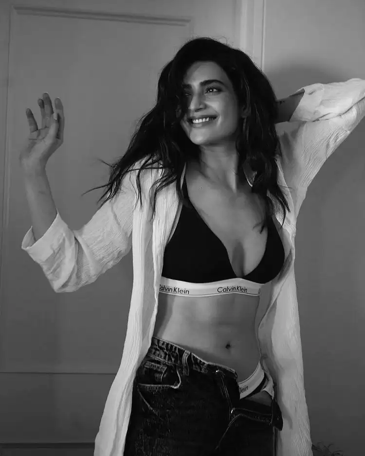 Karishma Tanna Is A Sight To Behold, See Her Sexiest Looks