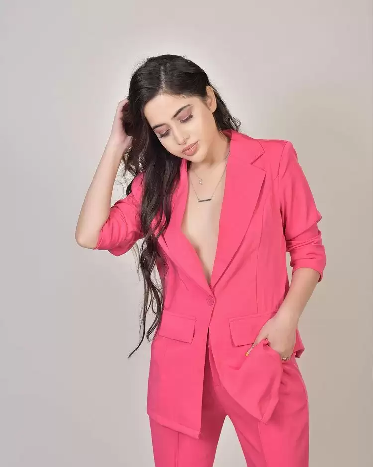 Urfi Javed Hot Pictures, You can’t give a miss!