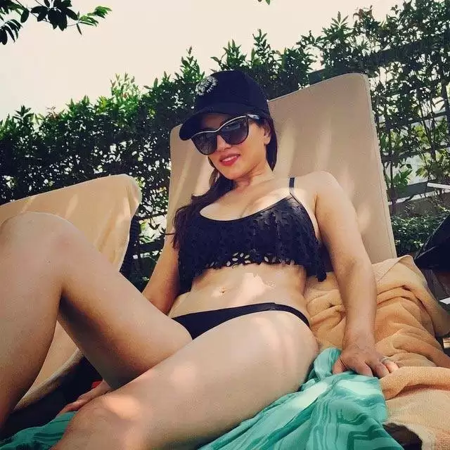 Sunny Leone beach vacation pictures will give you a Vacation Goal.