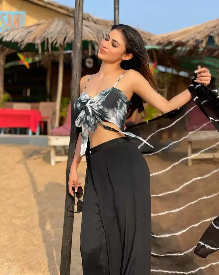 Mouni Roy Treats Fans With Sultry Looks, See Her Sexy Photos