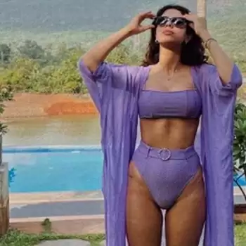 Khushi Kapoor look very hot in purple bikini