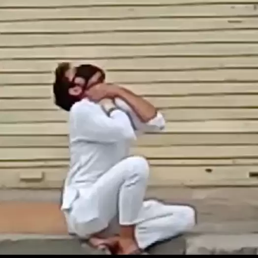 Meerut: A young man suddenly fell on the road, had symptoms like corona