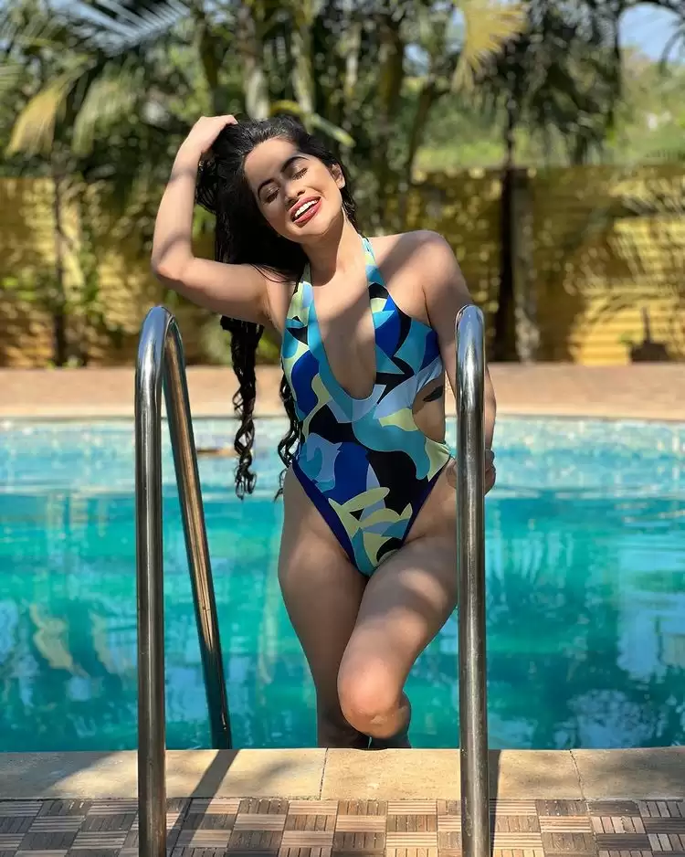 Urfi Javed’s bewitching pictures take the internet by storm