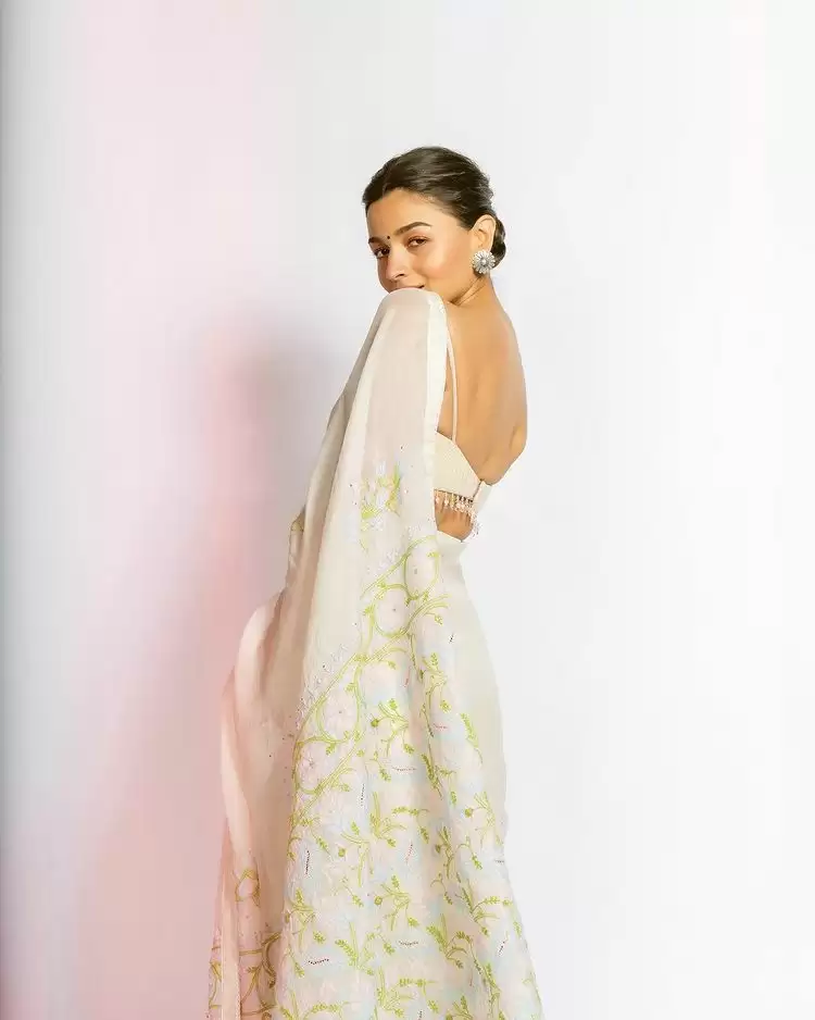 Alia Bhatt Giving Us Major Saree Goals, See Pictures!!
