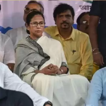 BJP workers chant Jai Shri Ram slogan at Mamata’s road show in Reyapara