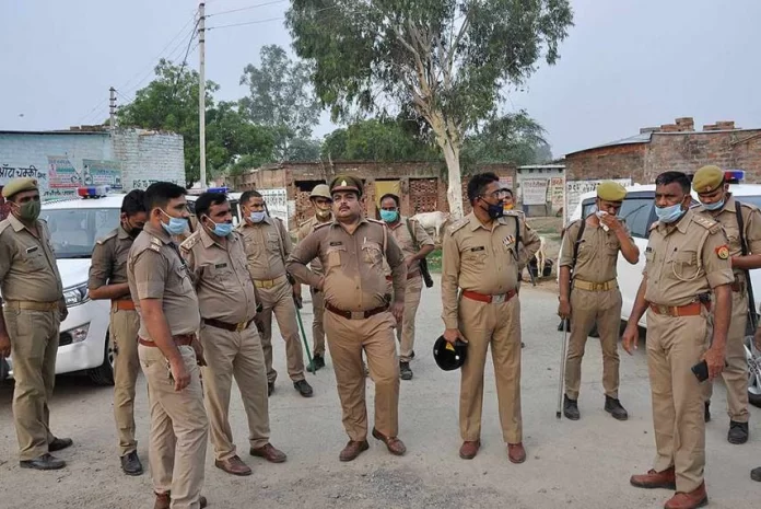 Five cops injured as mob attacks them in Ballia