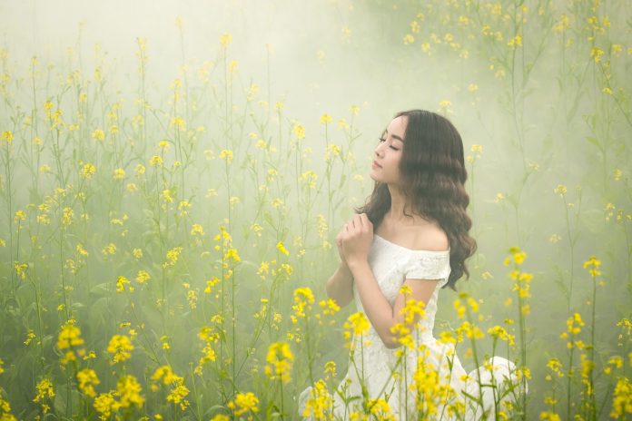 woman praying