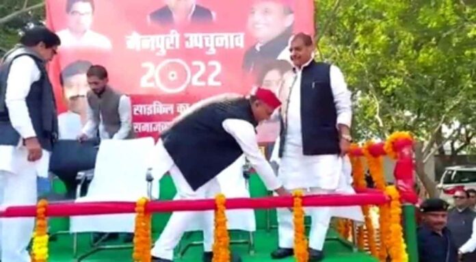 Akhilesh touches Shivpal