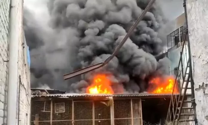 Huge fire breaks out at plastic factory in Noida