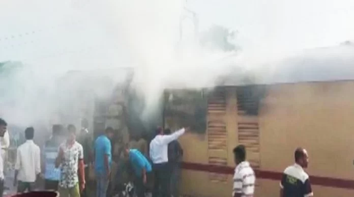Parcel van of Mumbai-bound Shalimar Exp catches fire
