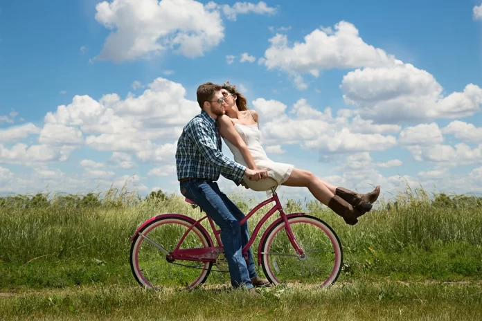 couple cycling together