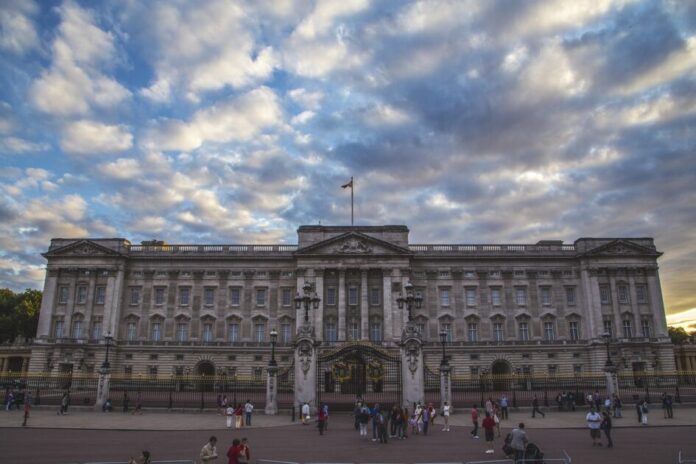 Buckingham Palace front photo