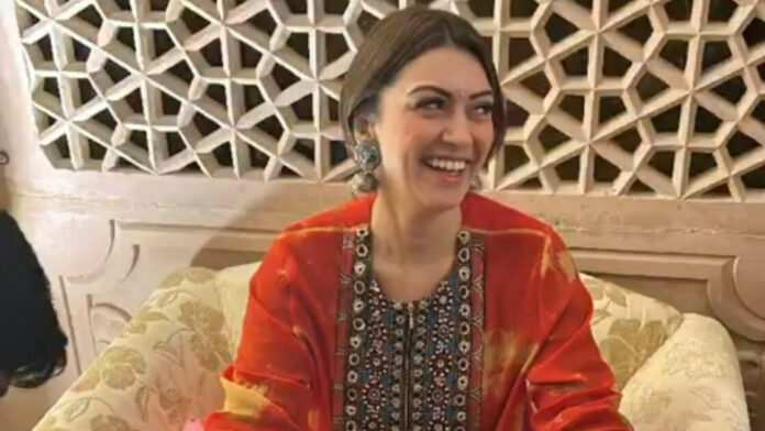 hansika smiling