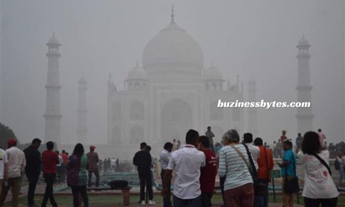 The Taj Mahal vanishes under a thick layer of haze, disappointing the tourists.