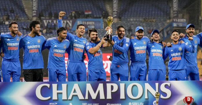 Team India with T20I Trophy after defeat Australia