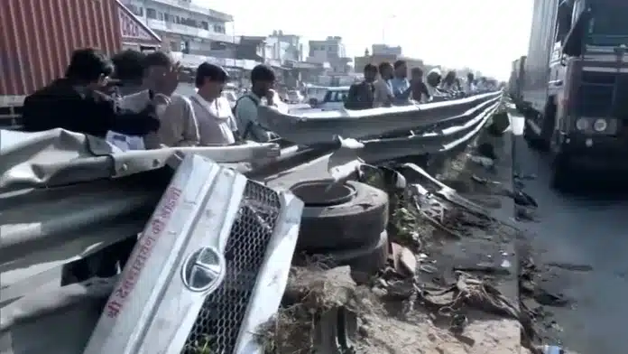 Dumper Truck Crushes 17 Vehicles in Jaipur